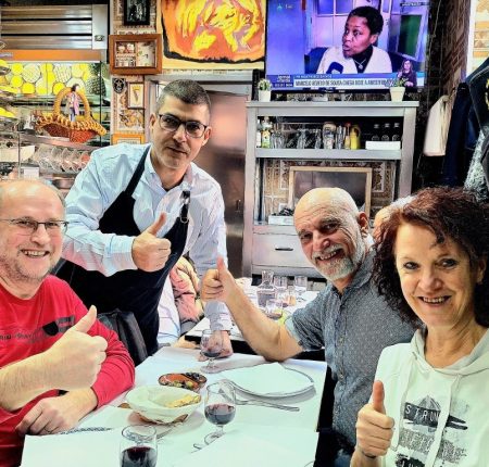 1._Food_tour_typical_Lisbon_restaurant_friends